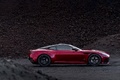Aston Martin DBS Superleggera rouge/noir profil
