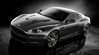 Aston Martin DBS Ultimate Edition anthracite 3/4 avant gauche vue de haut