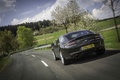 Aston Martin Rapide S gris 3/4 arrière gauche travelling penché