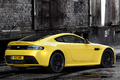 Aston Martin V12 Vantage S - jaune - 3/4 arrière droit