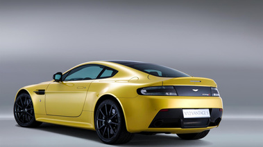 Aston Martin V12 Vantage S jaune 3/4 arrière gauche