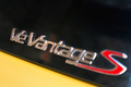Aston Martin V12 Vantage S - jaune - détail, badge V12 Vantage S
