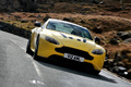 Aston Martin V12 Vantage S - jaune - face avant penché filé