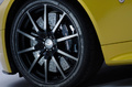 Aston Martin V12 Vantage S jaune jante