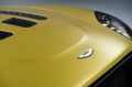 Aston Martin V12 Vantage S jaune logo capot  2