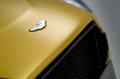 Aston Martin V12 Vantage S jaune logo capot
