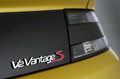 Aston Martin V12 Vantage S jaune logo coffre