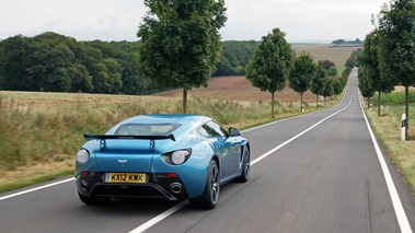 Aston Martin V12 Zagato bleu 3/4 arrière droit travelling 2
