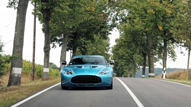 Aston Martin V12 Zagato bleu face avant travelling