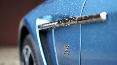 Aston Martin V12 Zagato bleu logo aile avant