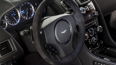 Aston Martin V8 Vantage SP10 - grise - volant
