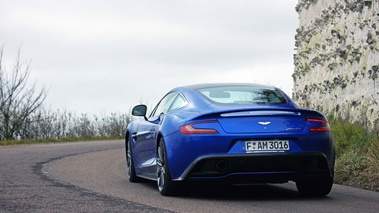 Aston Martin Vanquish bleu 3/4 arrière gauche 2