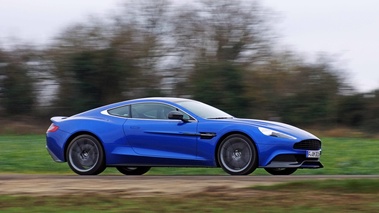 Aston Martin Vanquish bleu 3/4 avant droit filé