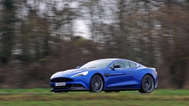 Aston Martin Vanquish bleu 3/4 avant gauche filé