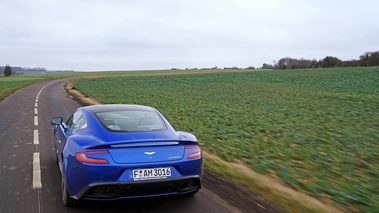Aston Martin Vanquish bleu face arrière travelling 2