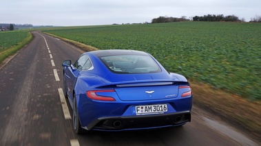 Aston Martin Vanquish bleu face arrière travelling