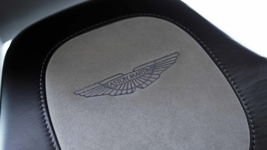 Aston Martin Vanquish bleu logo appui-tête