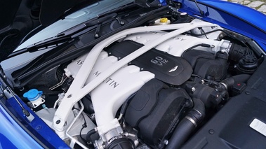 Aston Martin Vanquish bleu moteur