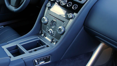 Aston Martin Virage blanc console centrale