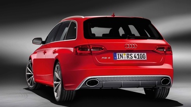 Audi RS4 Avant rouge 3/4 arrière gauche