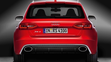 Audi RS4 Avant rouge face arrière