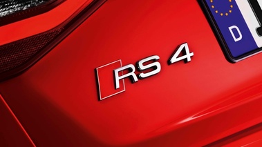 Audi RS4 Avant rouge logo coffre