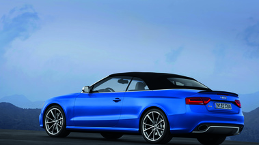 Audi RS5 Cabriolet bleu 3/4 arrière gauche capoté penché