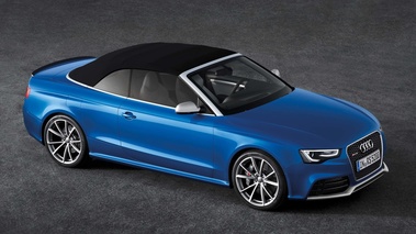 Audi RS5 Cabriolet bleu 3/4 avant droit capoté vue de haut