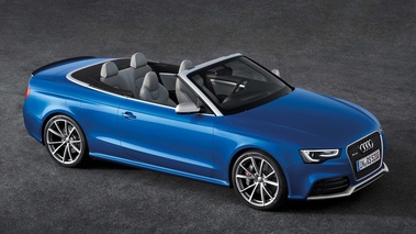 Audi RS5 Cabriolet bleu 3/4 avant droit vue de haut