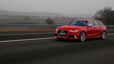 Audi RS6 Avant rouge 3/4 avant gauche travelling 2