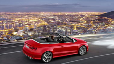 Audi S3 Cabrio - rouge - 3/4 arrière droit supérieur dynamique