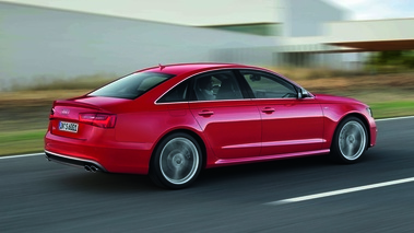 Audi S6 V8 rouge 3/4 arrière droit travelling 2