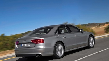Audi S8 gris 3/4 arrière droit travelling penché