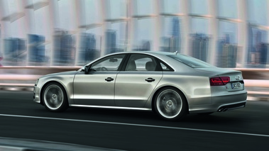 Audi S8 V8 gris 3/4 arrière gauche travelling