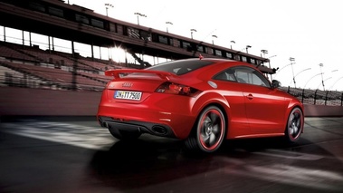 Audi TT RS Plus - Rouge - 3/4 arrière droit, dynamique