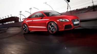 Audi TT RS Plus - Rouge - 3/4 avant droit, dynamique