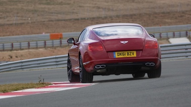 Bentley Continental GT V8 rouge face arrière penché