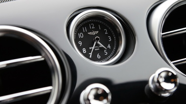 Bentley Continental GT V8 rouge horloge