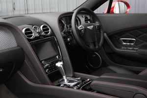Bentley Continental GT V8 rouge vue de l'intérieur