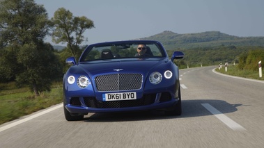 Bentley Continental GTC 2011 bleu face avant travelling penché