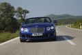 Bentley Continental GTC 2011 bleu face avant travelling penché