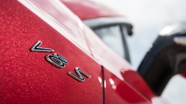 Bentley Continental GTC V8 S rouge logo aile avant