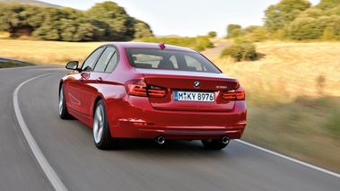 BMW 335i - rouge - 3/4 arrière gauche