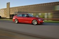 BMW 335i - rouge - 3/4 avant droit, dynamique