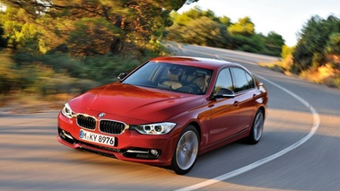 BMW 335i - rouge - 3/4 avant gauche, dynamique 3