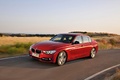 BMW 335i - rouge - 3/4 avant gauche, dynamique