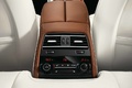 BMW 650i Gran Coupé marron console centrale arrière debout