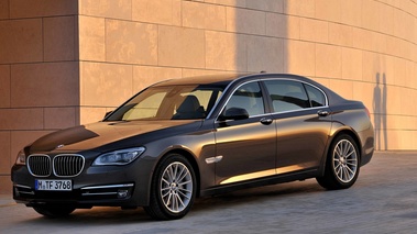 BMW 750Li MY2012 marron 3/4 avant gauche 2