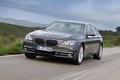 BMW 750Li MY2012 marron 3/4 avant gauche travelling penché 3