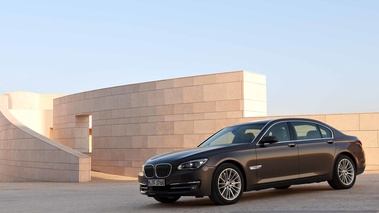 BMW 750Li MY2012 marron 3/4 avant gauche